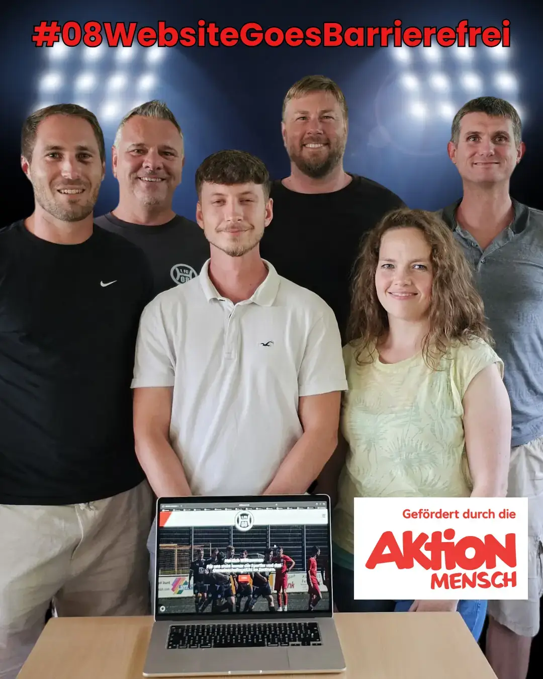 Sechs Personen stehen vor einem Laptop, auf dem eine Webseite angezeigt wird, mit dem Text '#08WebsiteGoesBarrierefrei'.