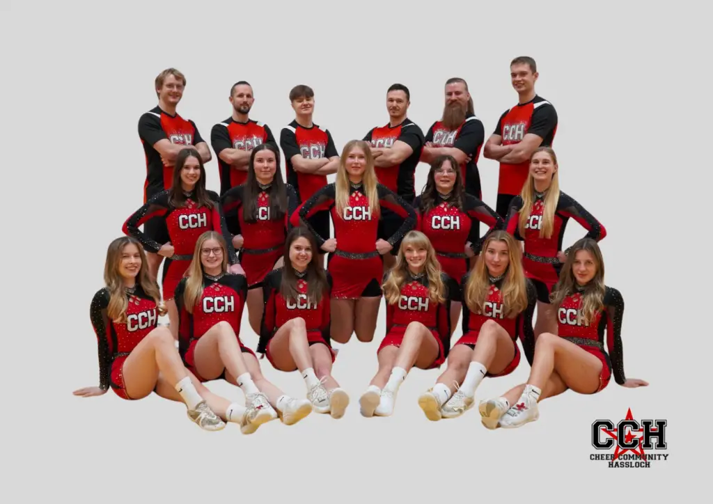 Cheerleading-Team von CCH Hassloch in roten und schwarzen Outfits, posierend für ein Gruppenfoto.