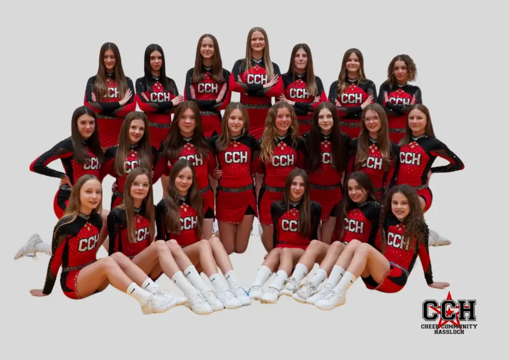 CCH Cheerleading Team aus Hassloch in roten und schwarzen Uniformen, posierend für ein Gruppenfoto.