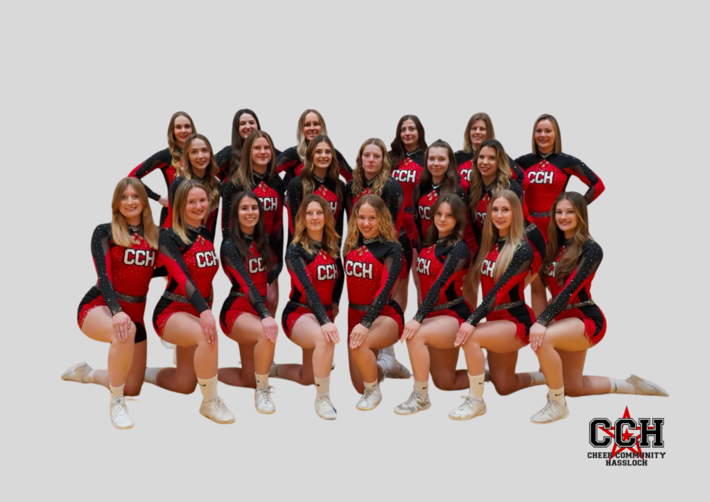 Gruppe von Cheerleadern in roten und schwarzen Uniformen, die in einer Pose zusammenstehen.