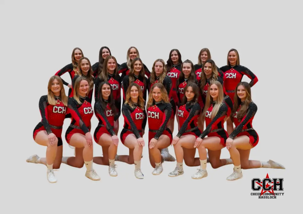 Gruppe von Cheerleadern in roten und schwarzen Uniformen, die in einer Pose zusammenstehen.