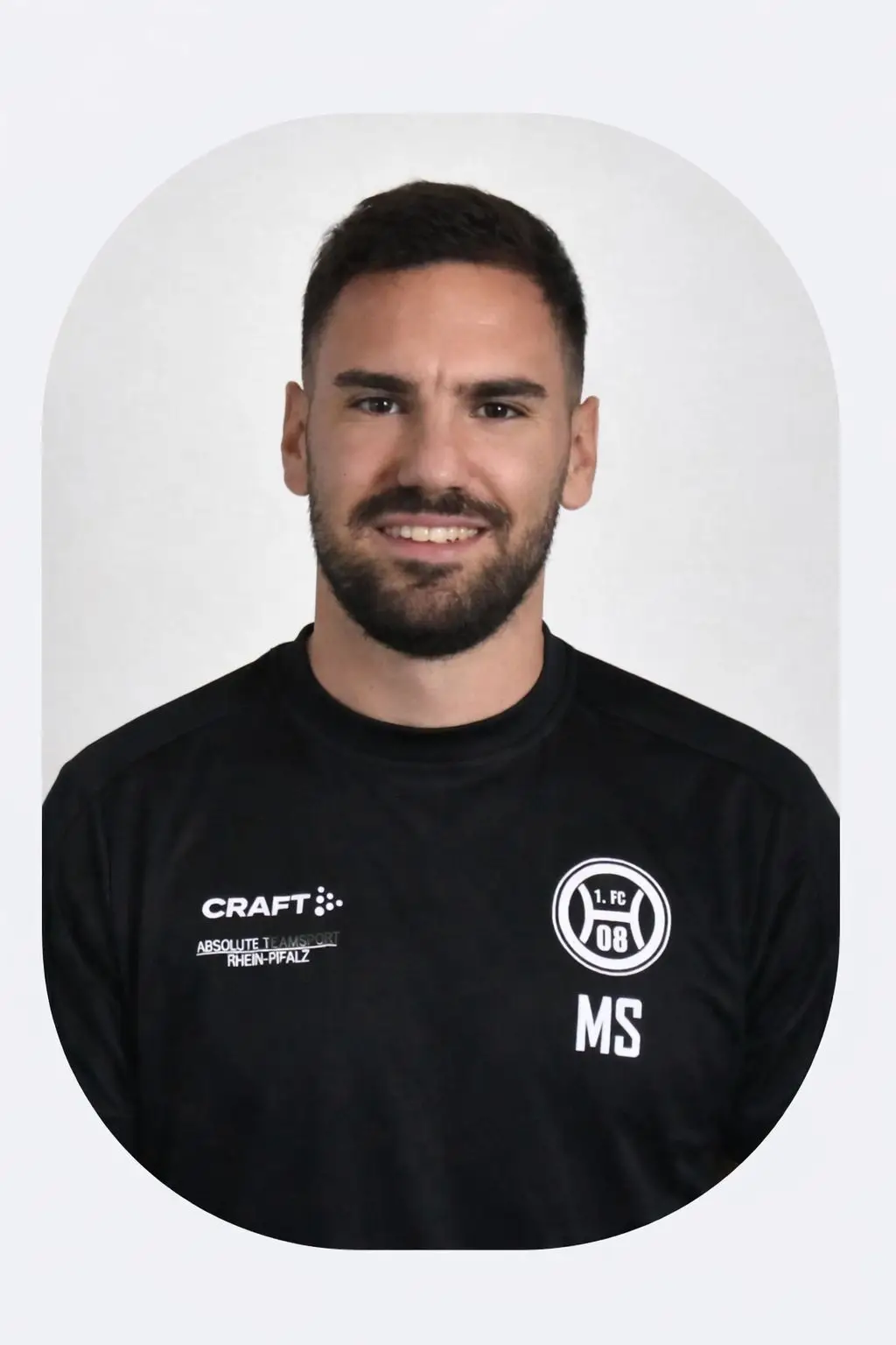 Portrait eines Mannes im schwarzen Trikot mit dem Vereinslogo des 1. FC 08 Hassloch; links Craft-Logo, rechts MS initials; heller Hintergrund