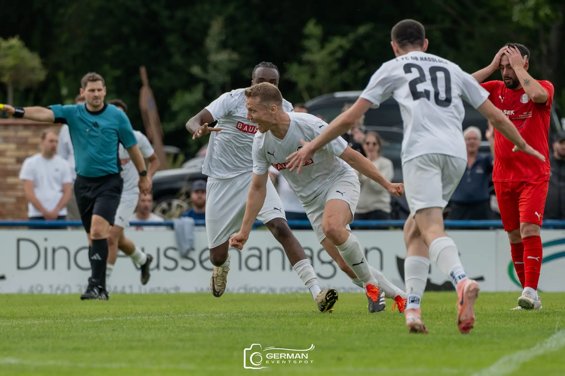 Spieler des FC Hassloch in weißen Trikots während eines Fußballspiels auf dem Feld.